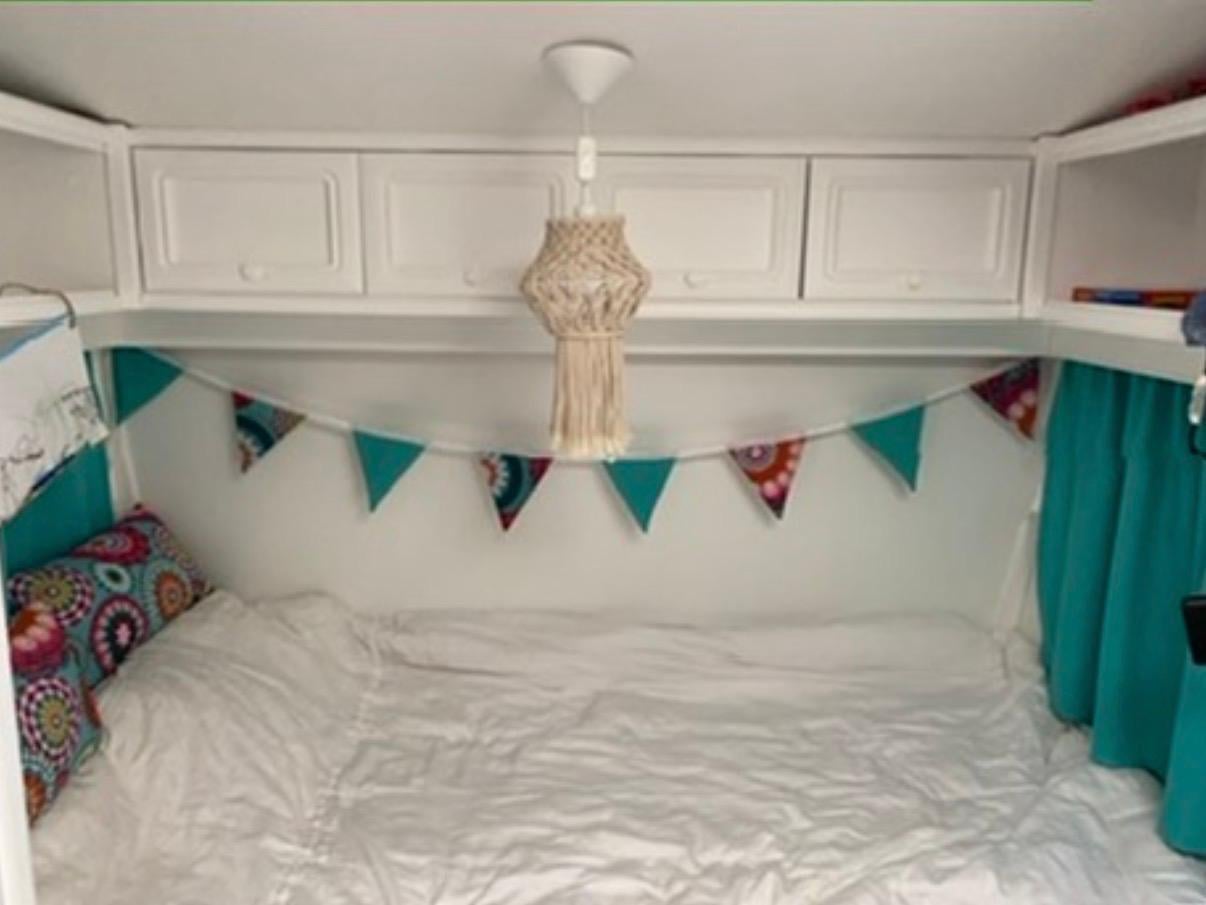 Caravan hobby met ruime voortent en zijtent