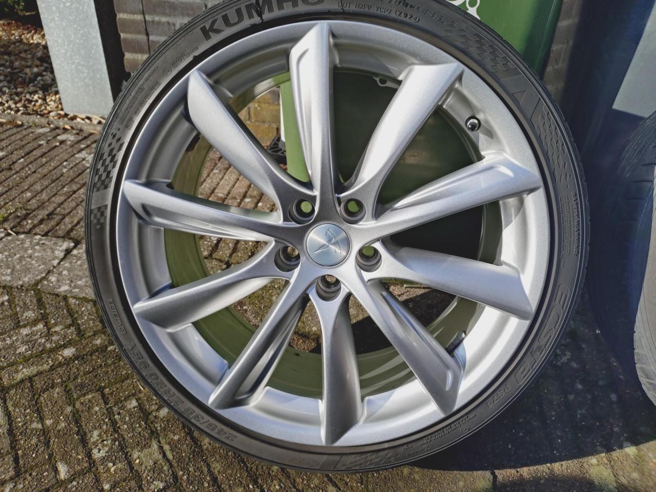 20 inch velgen Tesla incl TPMS en naafkappen