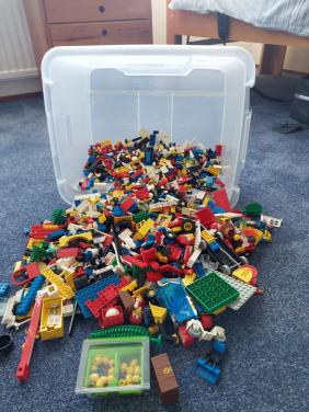 Ongesorteerde Lego met grondplaten.