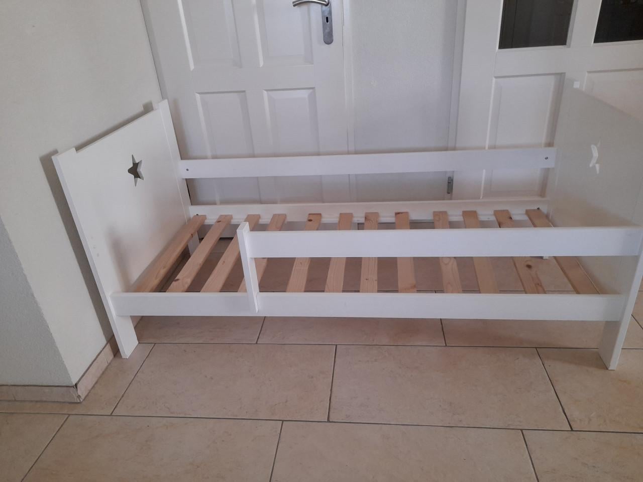 Peuter bed  met lade en met net  matras (in goede nette staat ) 70 x 160
