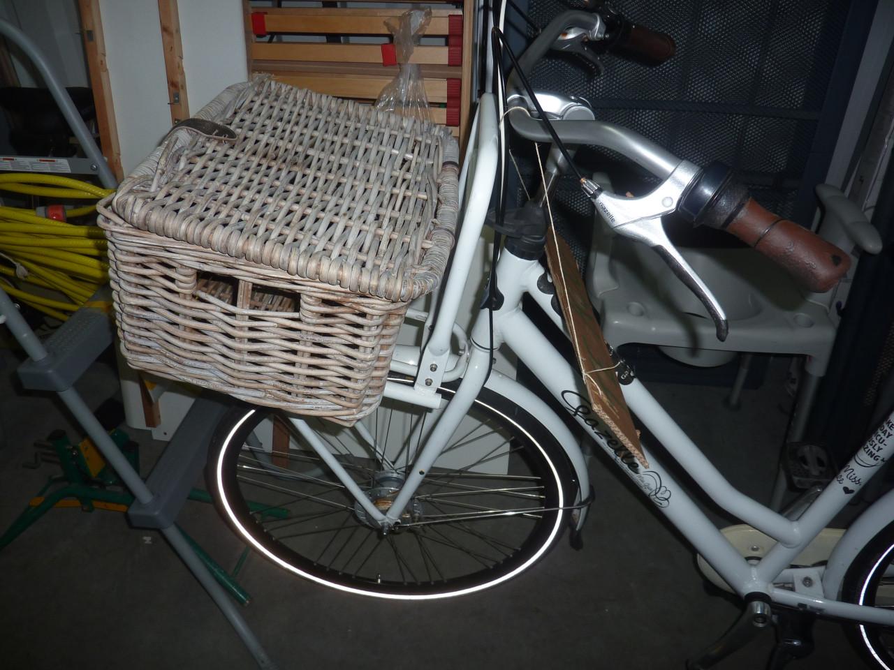 Damesfiets met rieten mand