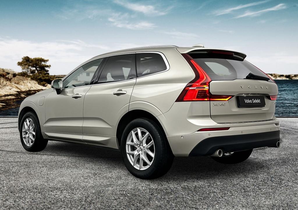 Volvo XC60 t8 390pk recharge momentum|