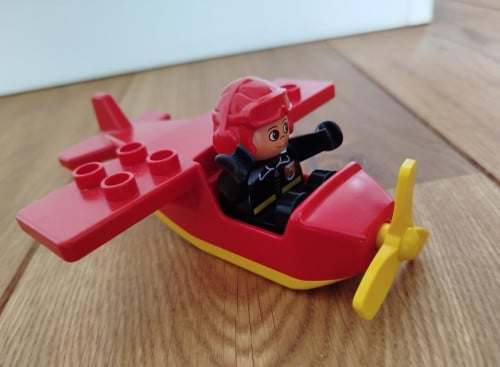 DUPLO VLIEGTUIG MET PILOOT(BRANDWEERMAN)
