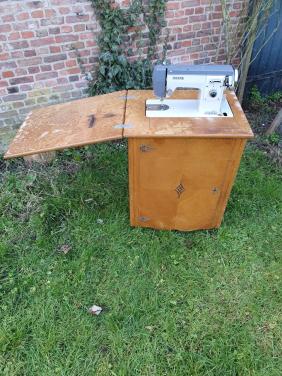Naaimachine in kast