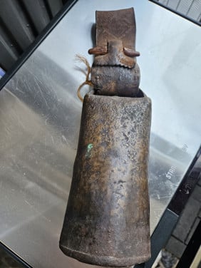 Prachtige grote bronzen geitenbel met dikke lederen riem...