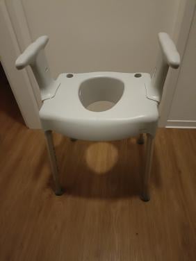 Overzet toiletstoel. Volledig kunststof. In hoogte verstelbaar.