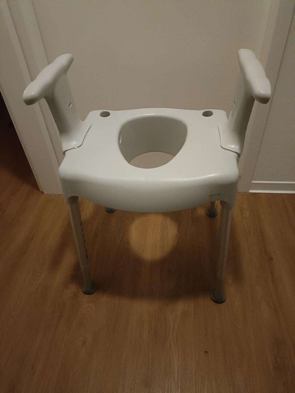 Overzet toiletstoel. Volledig kunststof. In hoogte verstelbaar.