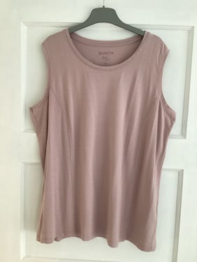 Licht roze shirt met steentjes rond de hals zgan maat xl