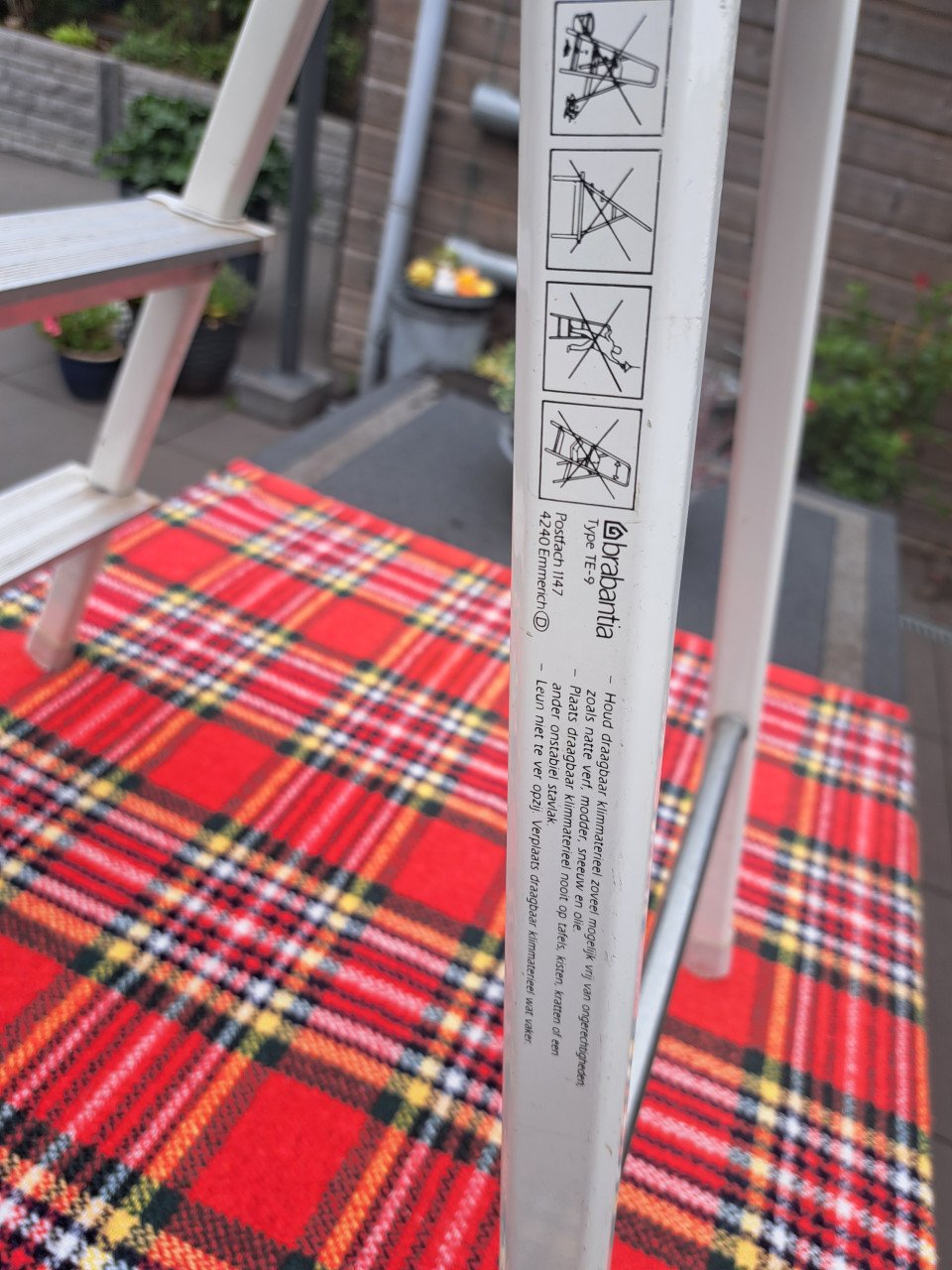 Stevige trap met 3 treden en handgreep van BRABANTIA