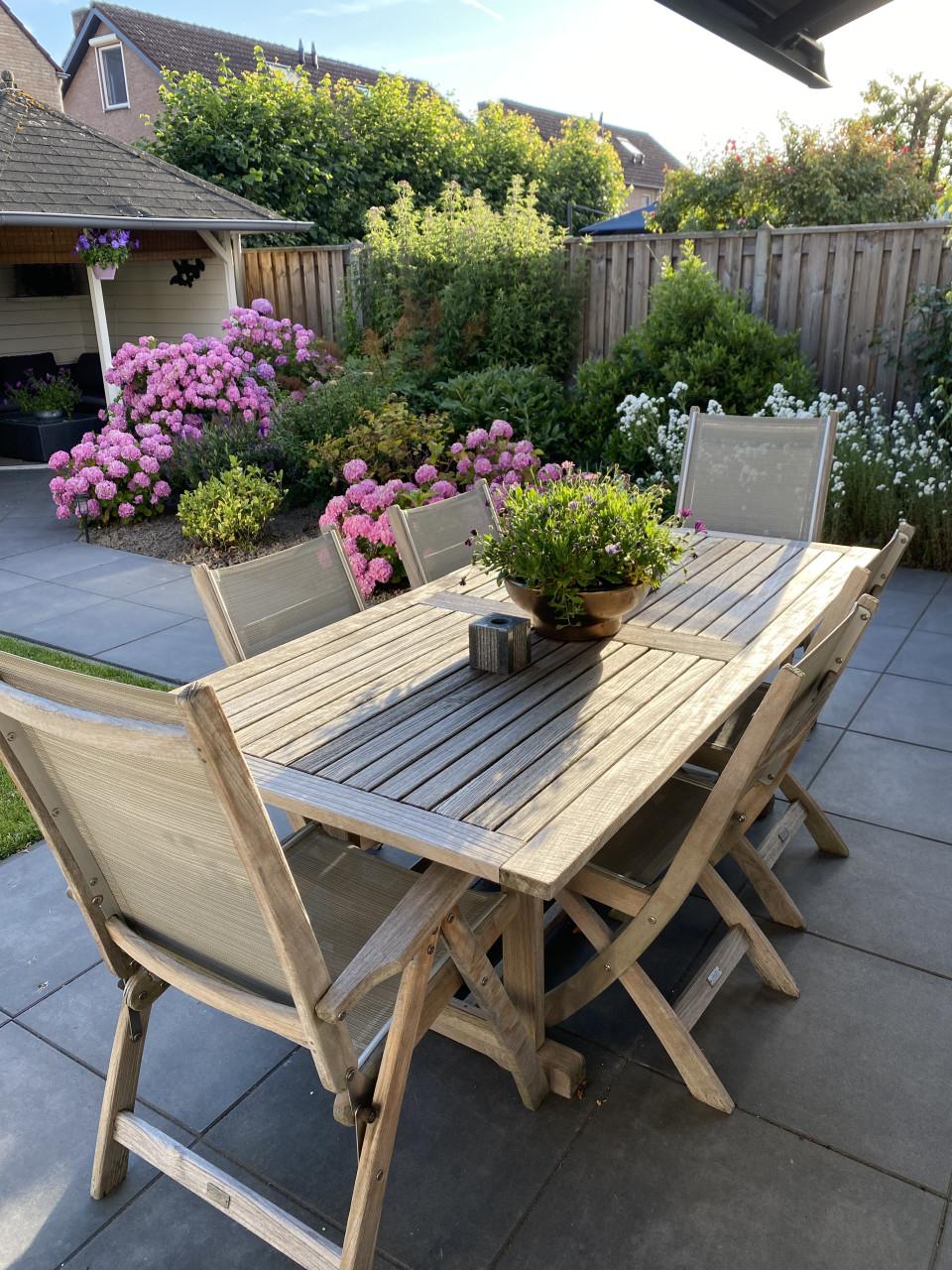 Tuintafel en stoelen