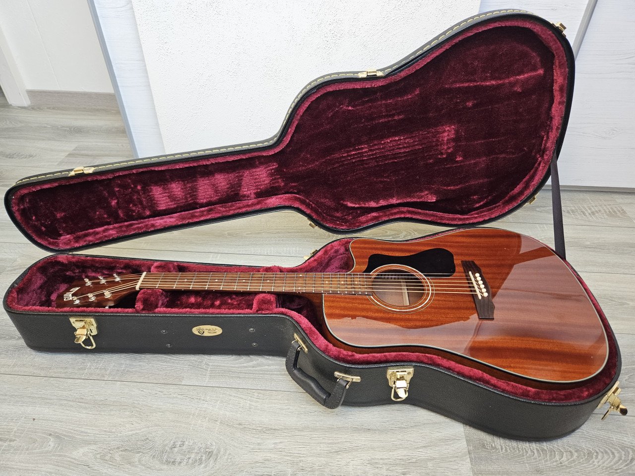Guild D-125CE GAD Semi-akoestisch