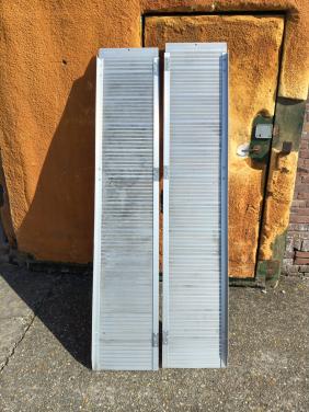 Twee aleminiun oprijgoten