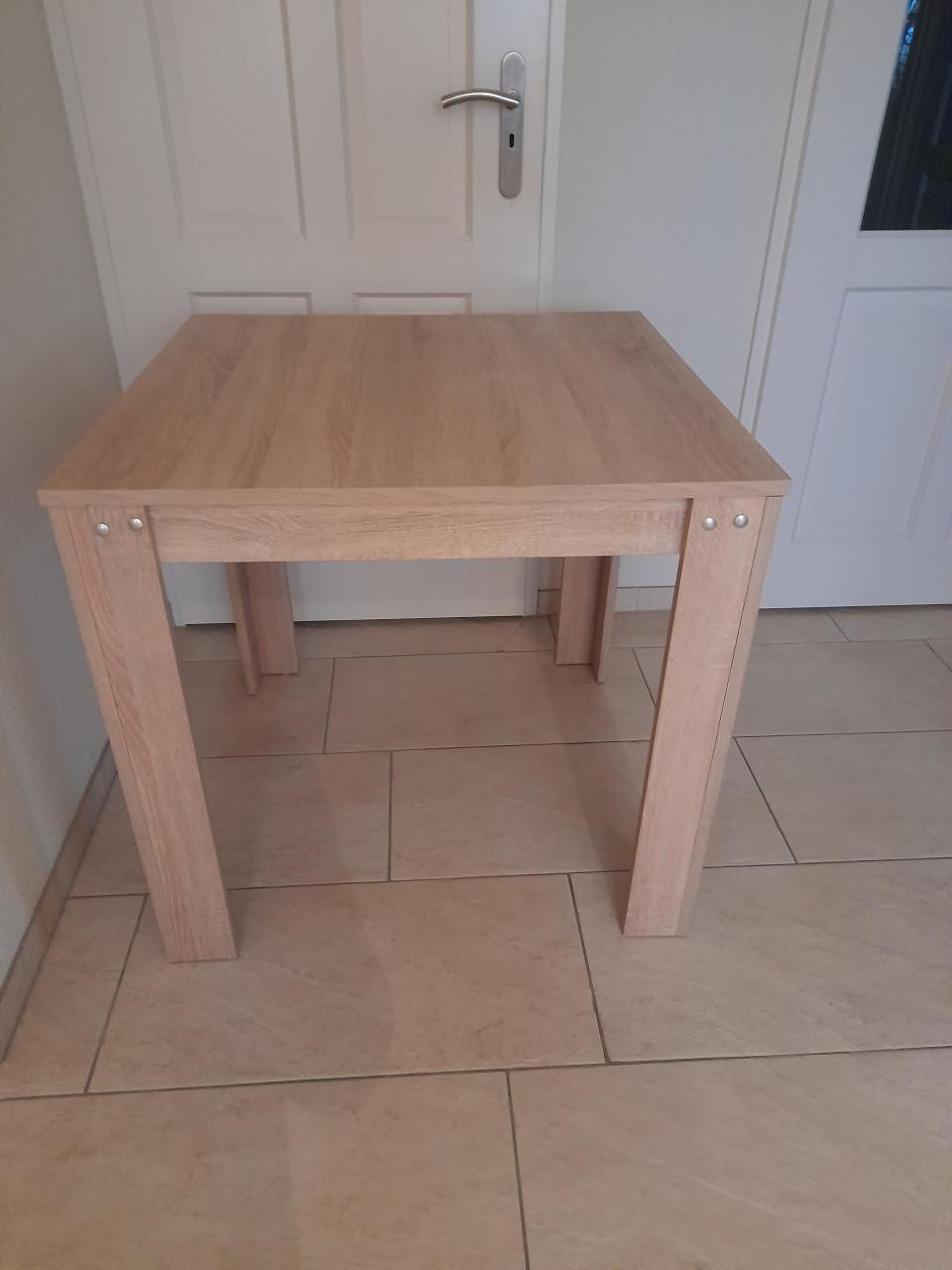 Mooie tafel 80 x 80 x 75H (in goede nette staat )