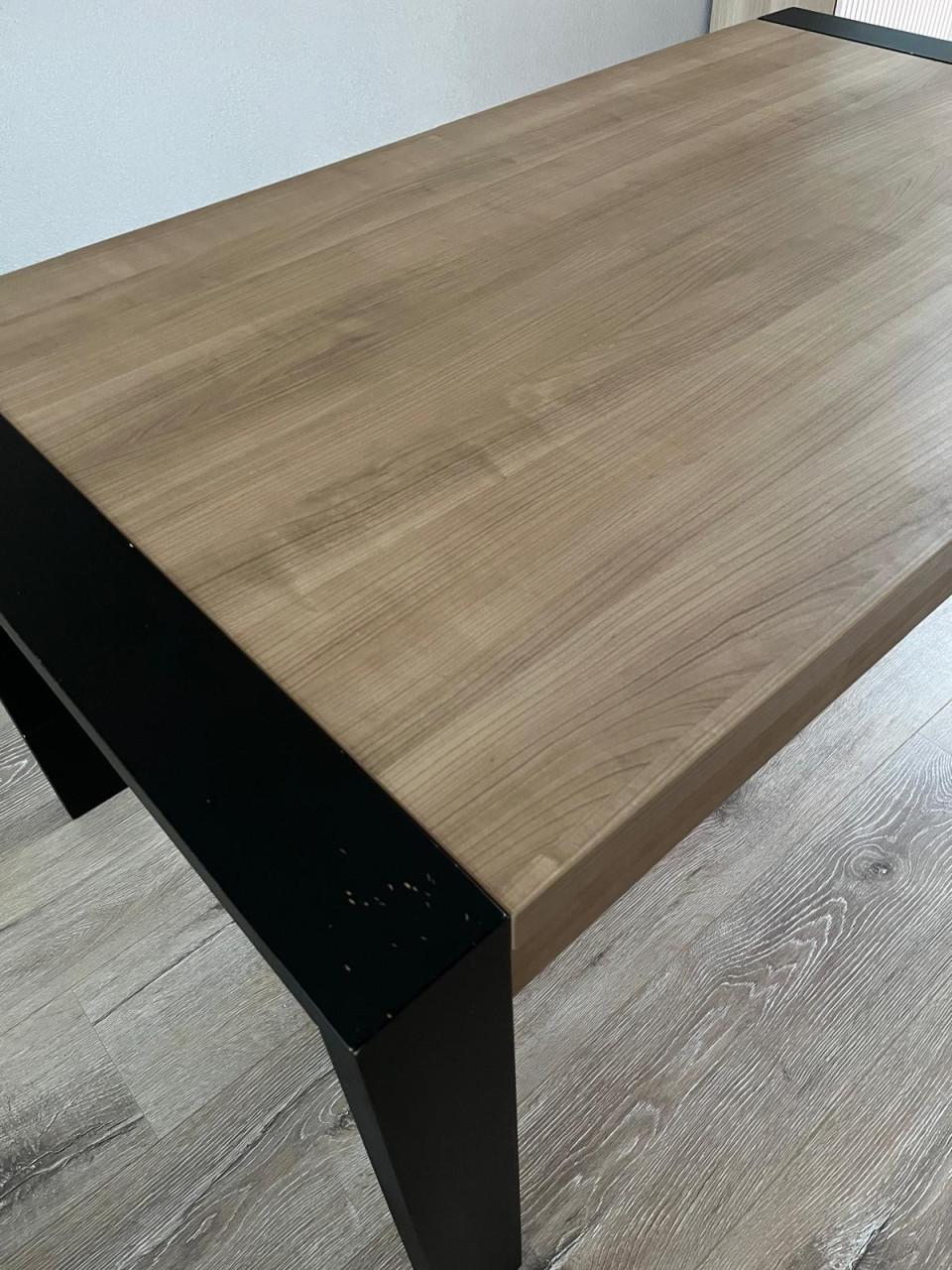 4 lederen stoelen met tafel