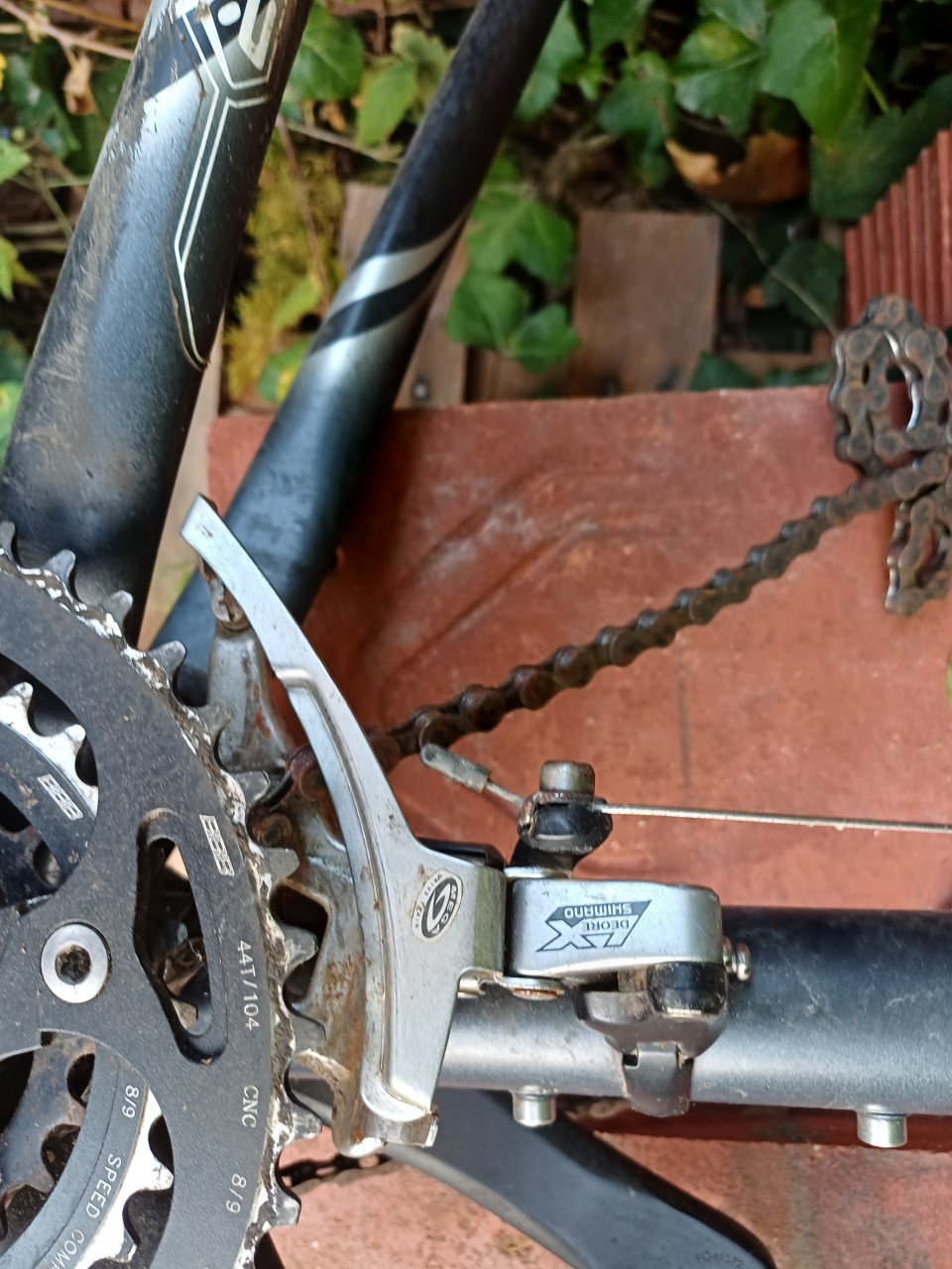 Oude race en moutenbike met campagnolo en shimano onderdelen.