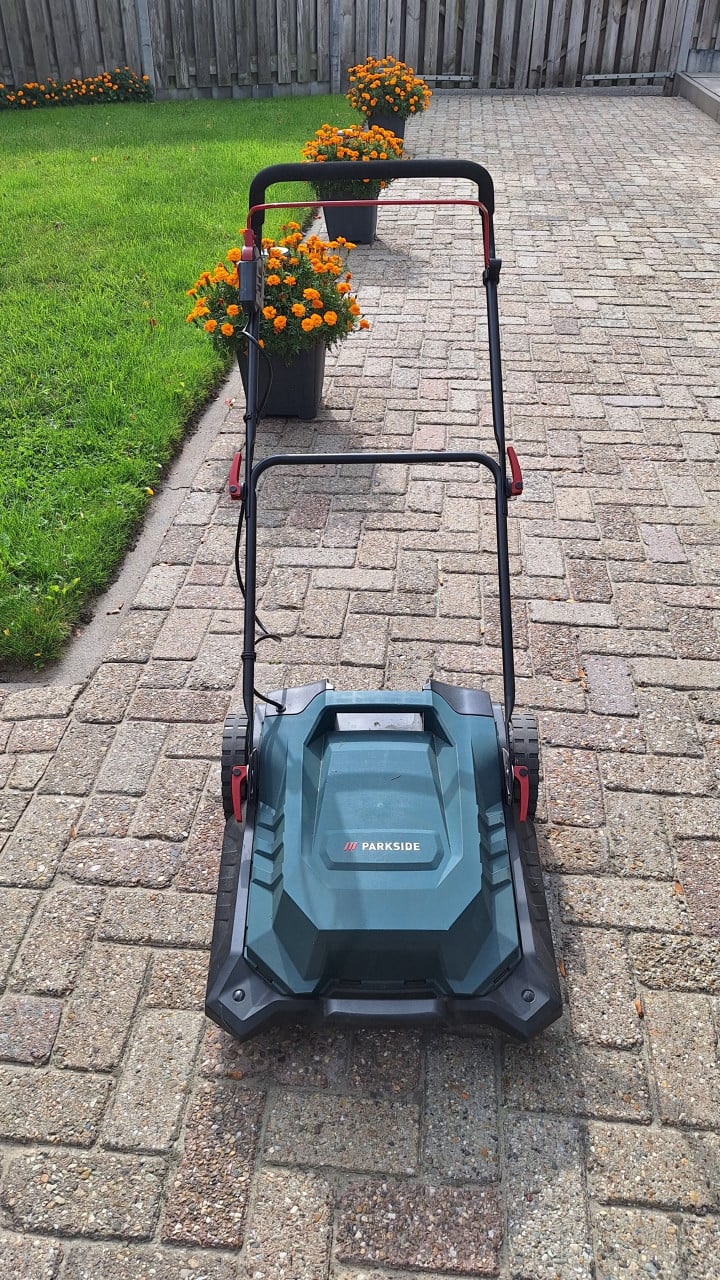 Bladblazer ,tuinscherm veegmachine op accu ( Accu niet bijgeleverd)