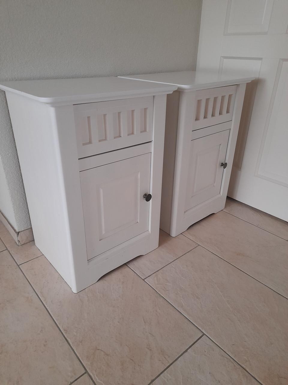 2 Massief houten nachtkastjes (in goede staat )