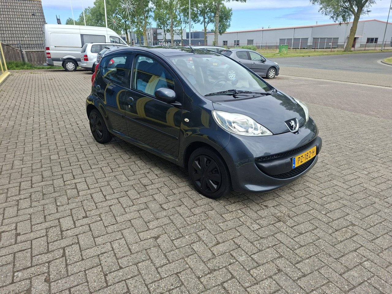 Peugeot 107 1.0 12v XR 5deurs bj:2008 airco i.z.g.st