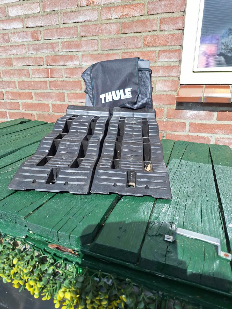 Oprijblokken, stabilisatiesteunen, satelliet schotel