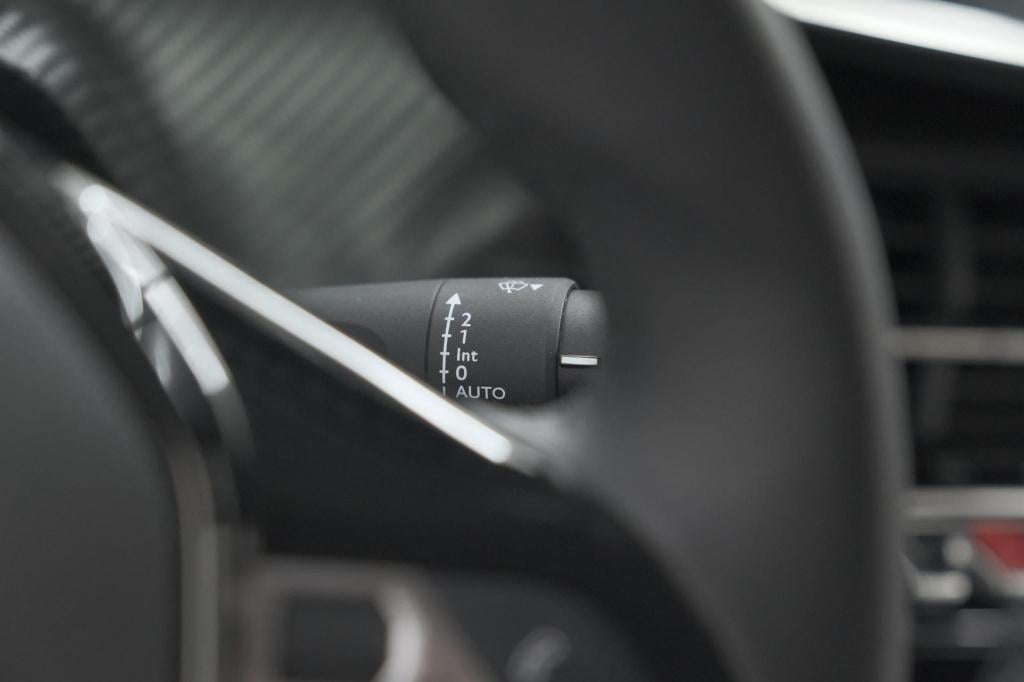 Peugeot 208 puretech 100 allure | parkeersensoren | navigatie | apple carpl