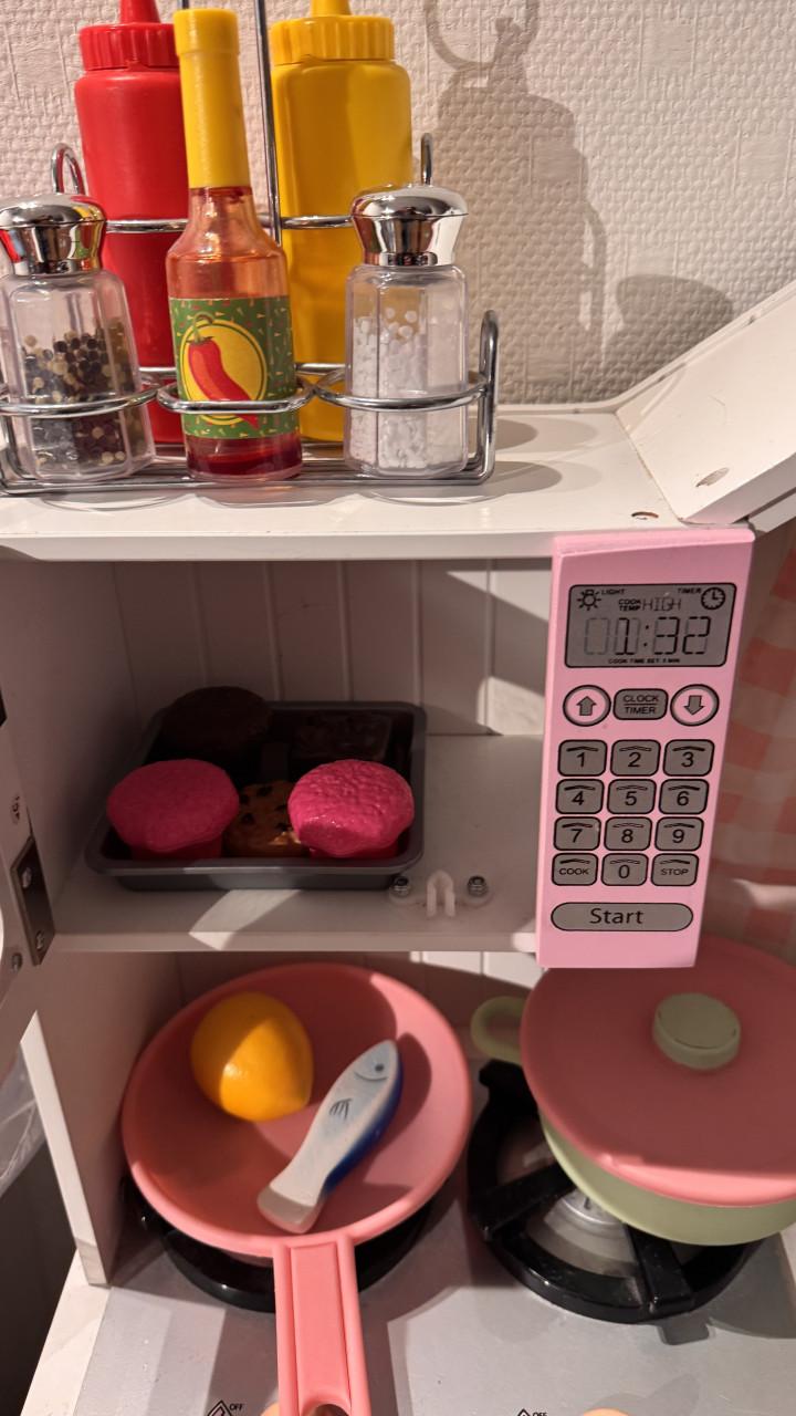 Leuk houten kinderkeukentje met veel accessoires – compleet speelkeukentje