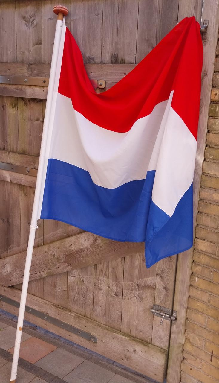 Vlaggenstok met Nederlandse vlag