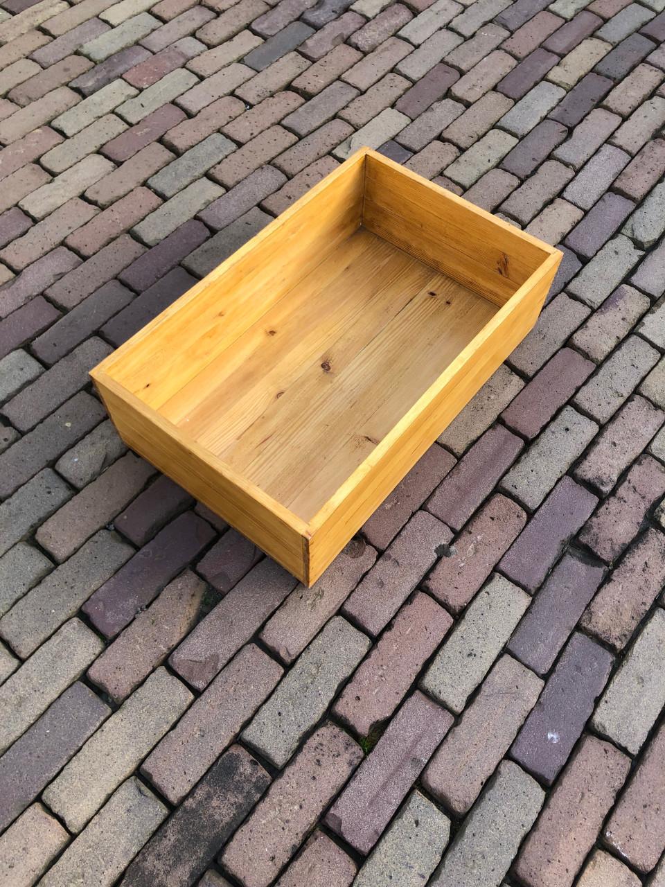 Houten bak Afm 60x37x18cm.
