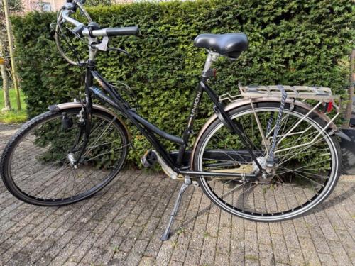 Prima fiets met twee sloten, verlichting, stevig standaard en bagagedrager