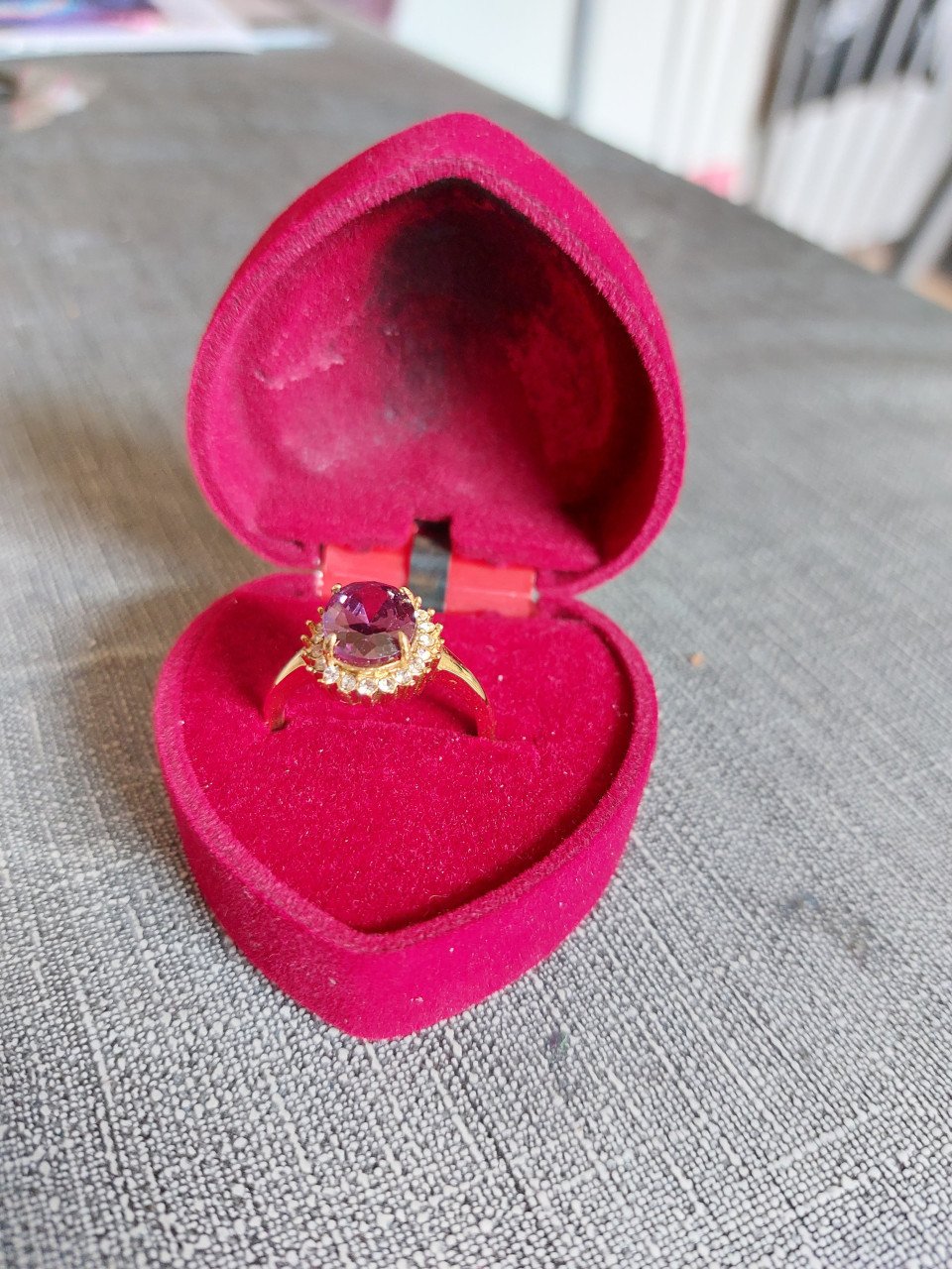 STALEN RING MET PAARSE ZIRCONIA STEEN. Mt 18 - 18,5