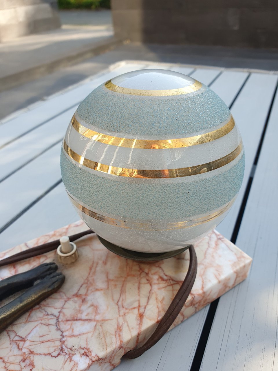 Prachtige art deco lamp met bronzen herders hond in zeer goede staat...