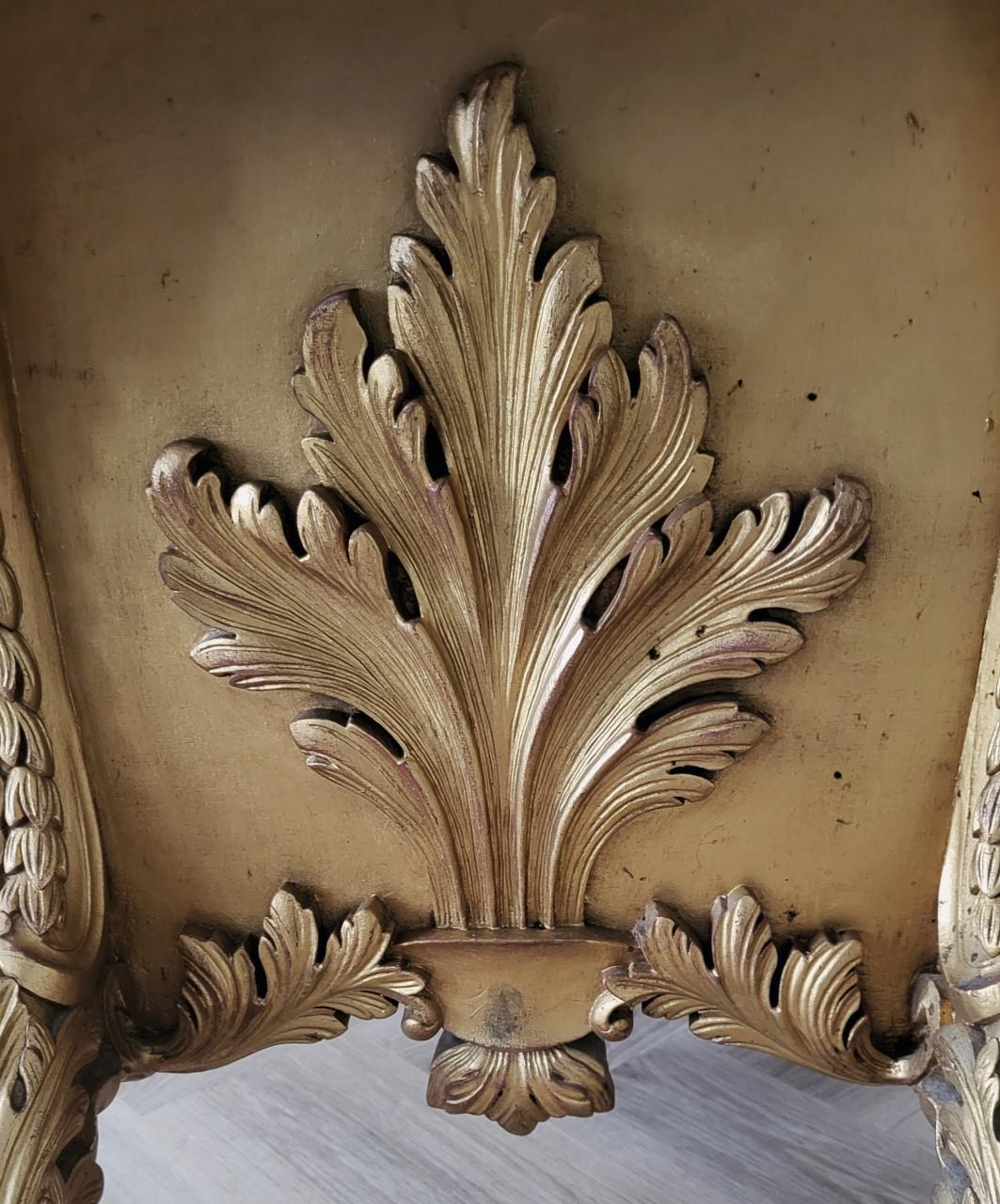 Goudkleurige barokstijl meubelstuk Louis XV-stijl