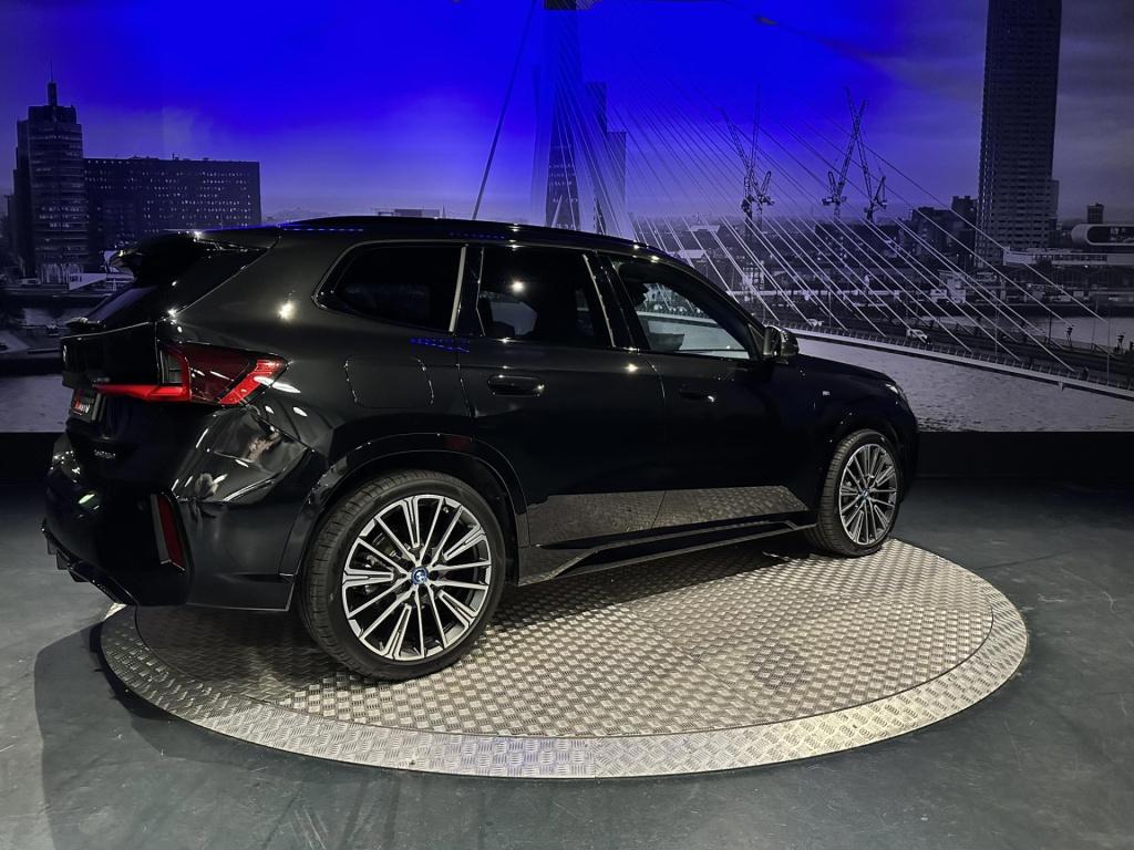 BMW X1 xdrive25e m-pakket *pano*hud*360camera*driveass*20 inch*