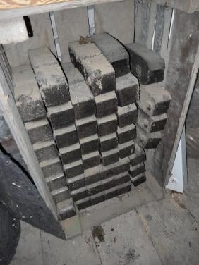 Partij bruinkool briketten en haardblokken