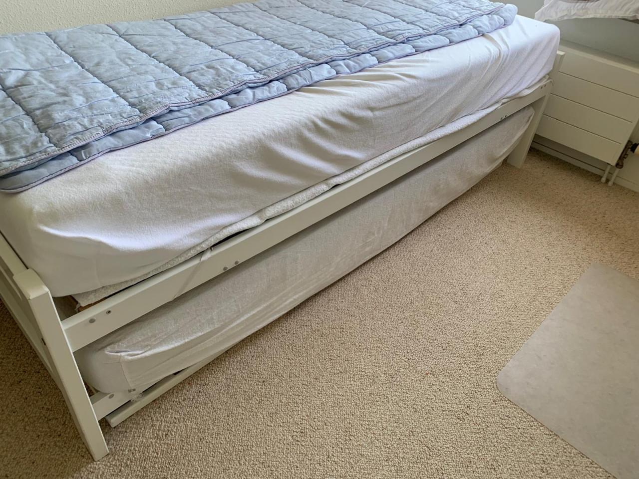 Logeer bed met onderschuif deel inclusief matras