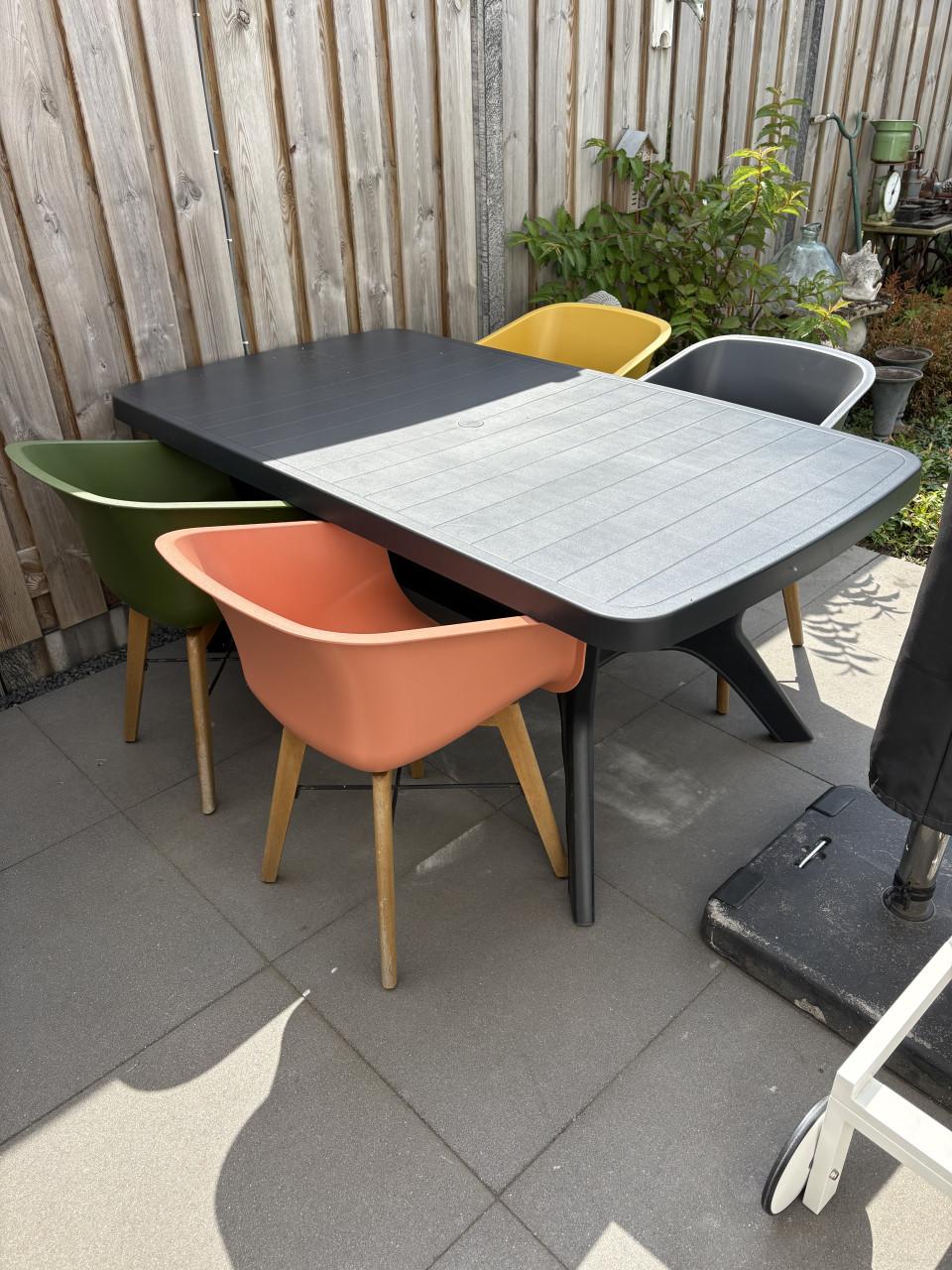 Tuintafel met 4 Hartmann kuipstoelen
