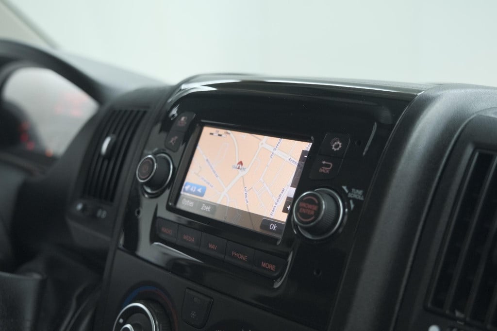 Peugeot Boxer 330 2.2 bluehdi 140 l2h2 premium | navigatie | houtenvloer in