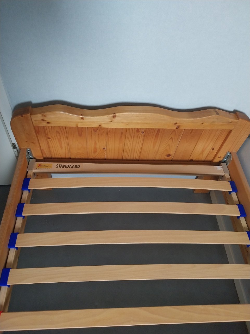 Stevig grenenhouten ledikant bed 90 x 200 cm met losse lattenbodem