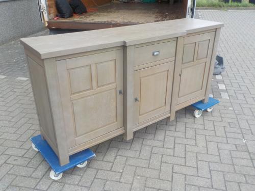 Zeer mooie kwaliteit geheel massief dressoir met 2 extra laden dressoir