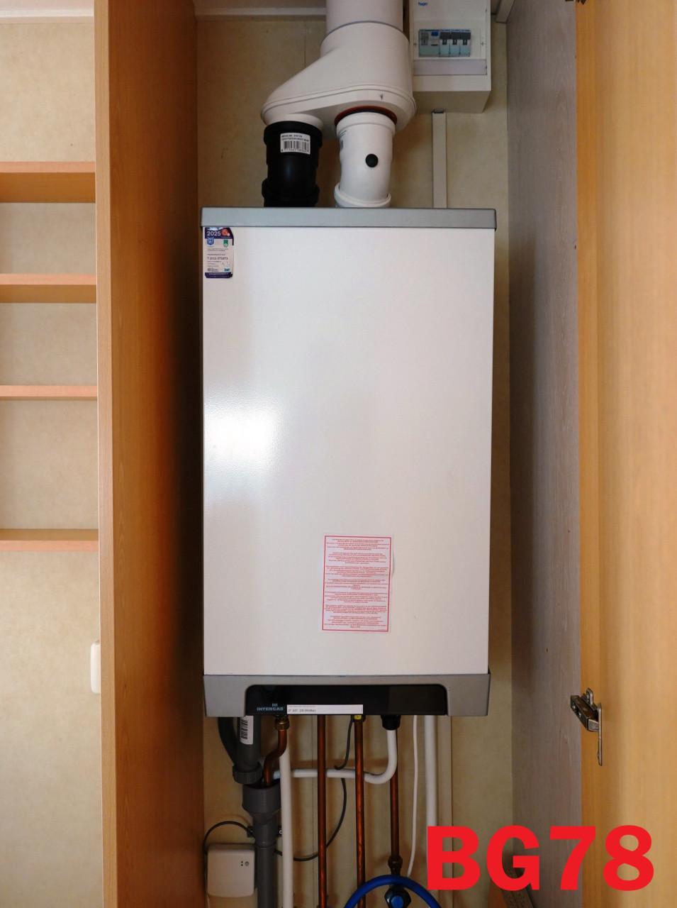 Prima chalet met 3 slk, dubbel glas, CV en middenkamer te koop