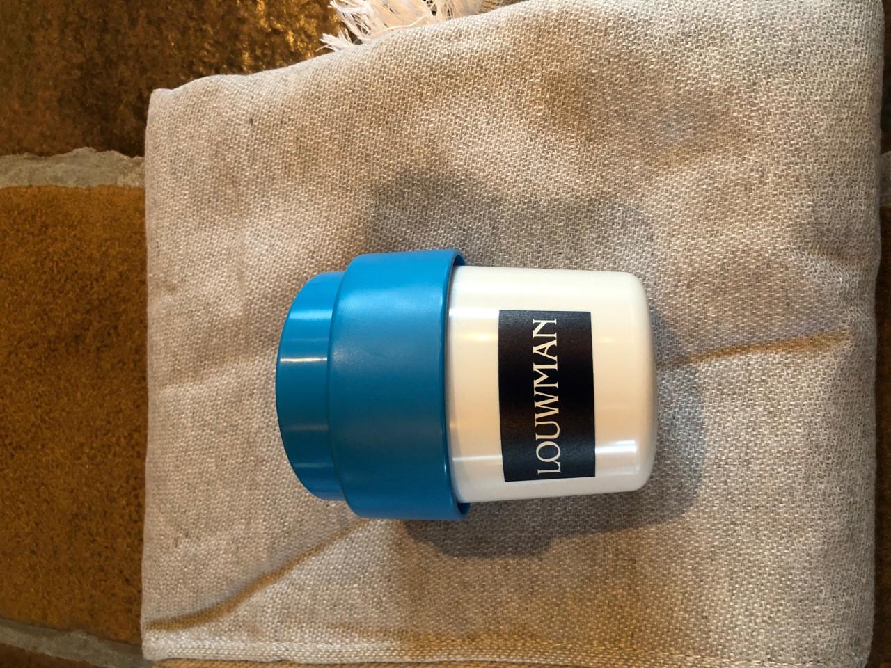 Nieuwe Kia tas met een dekentje en een beker en een sleutel hanger.