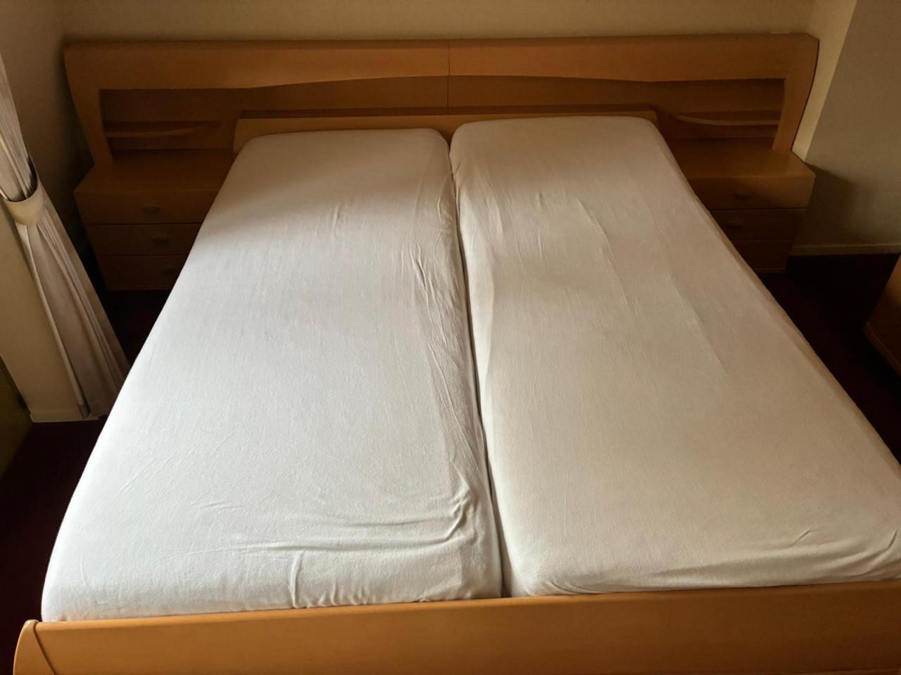 Kledingkast fineer, evt met bijpassend ledikant. In perfecte staat!