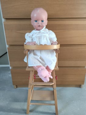 Antieke Schildpad babypop met poppenstoel