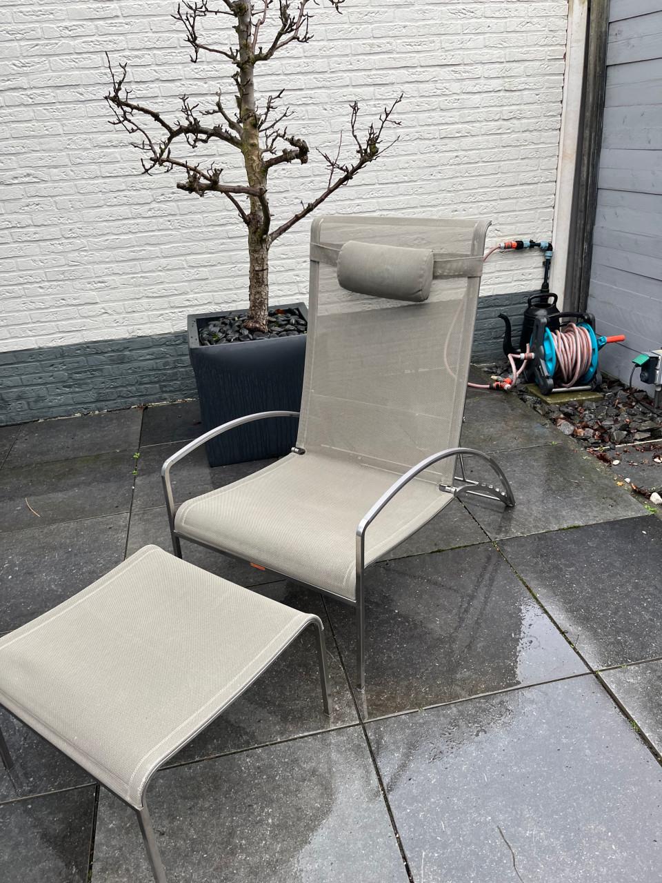 Twee Royal Botania loungestoelen QT collectie, kleur zand