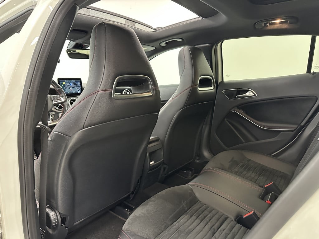 Mercedes-Benz Gla-klasse 200 amg premium | trekhaak | panoramadak | camera 