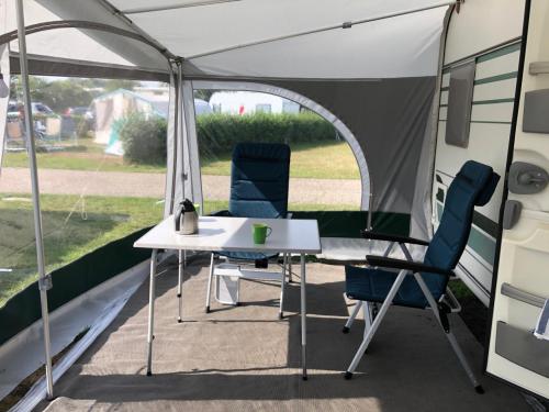 Chateau 466 Carrat  2007 met voortent, fietsenrek en mover