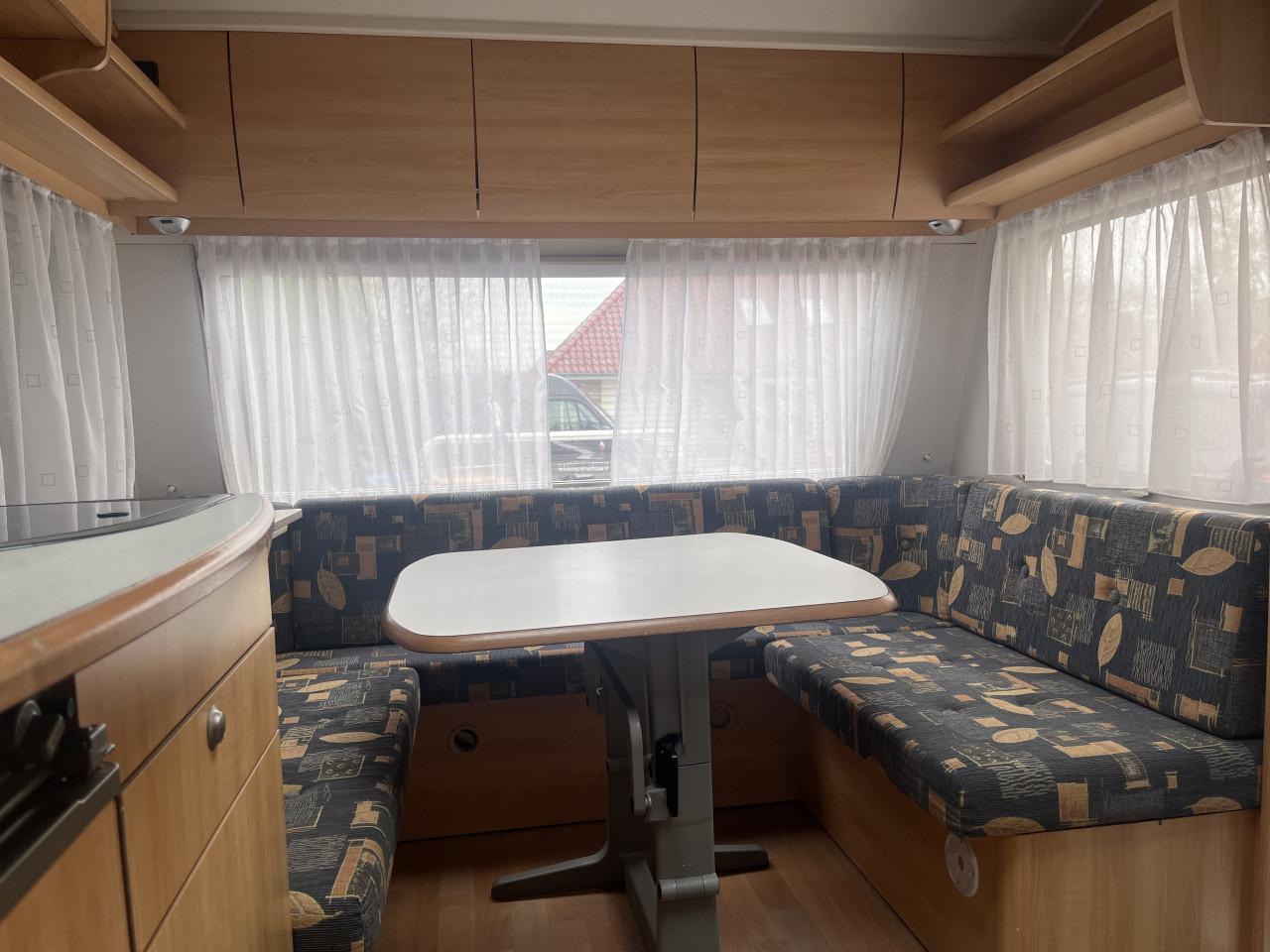 Zeer nette Home Car caravan met voortent, luifel en slaapcabine