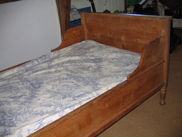 Oud geloogd grenen ledikant