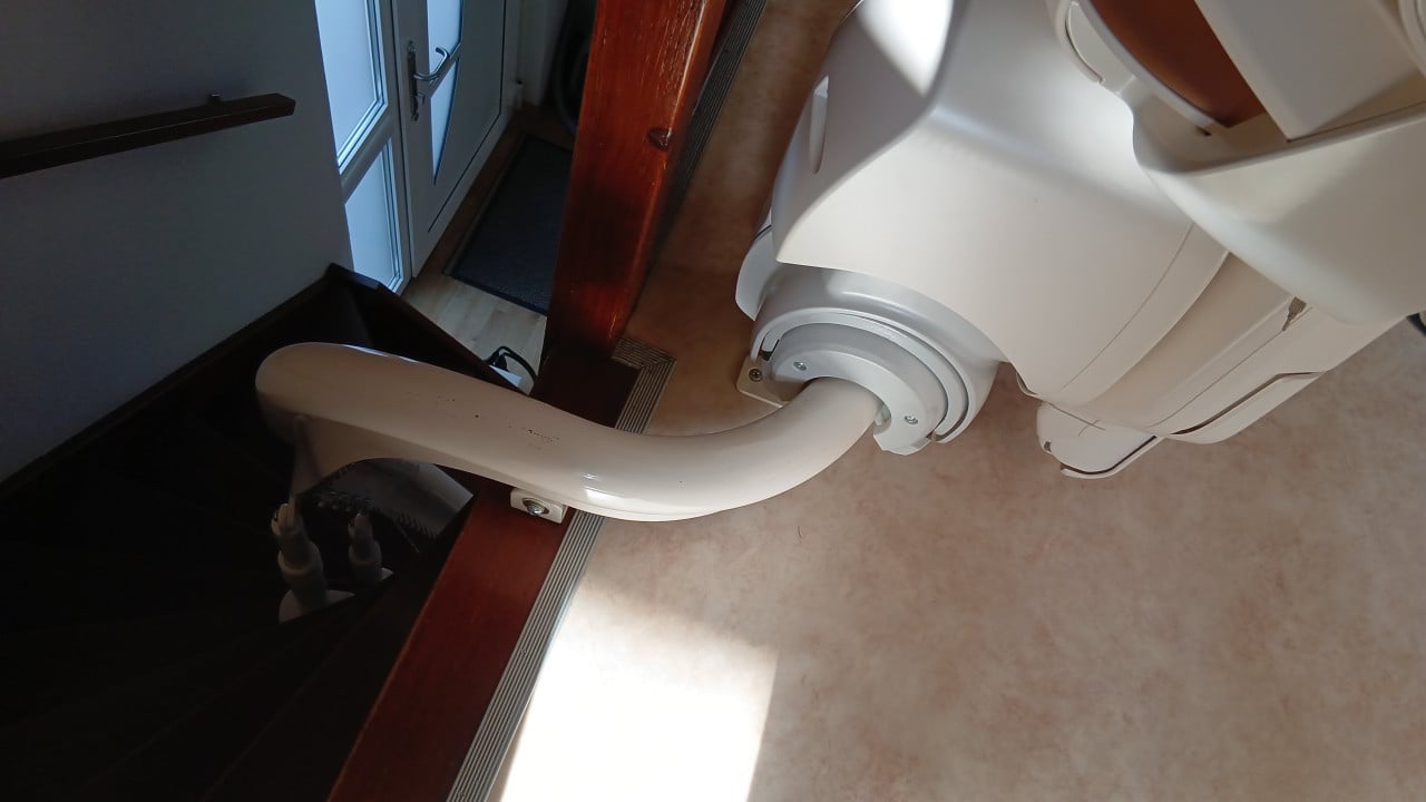 Traplift geïnstalleerd 13 maart 2025 2x linkse bocht.