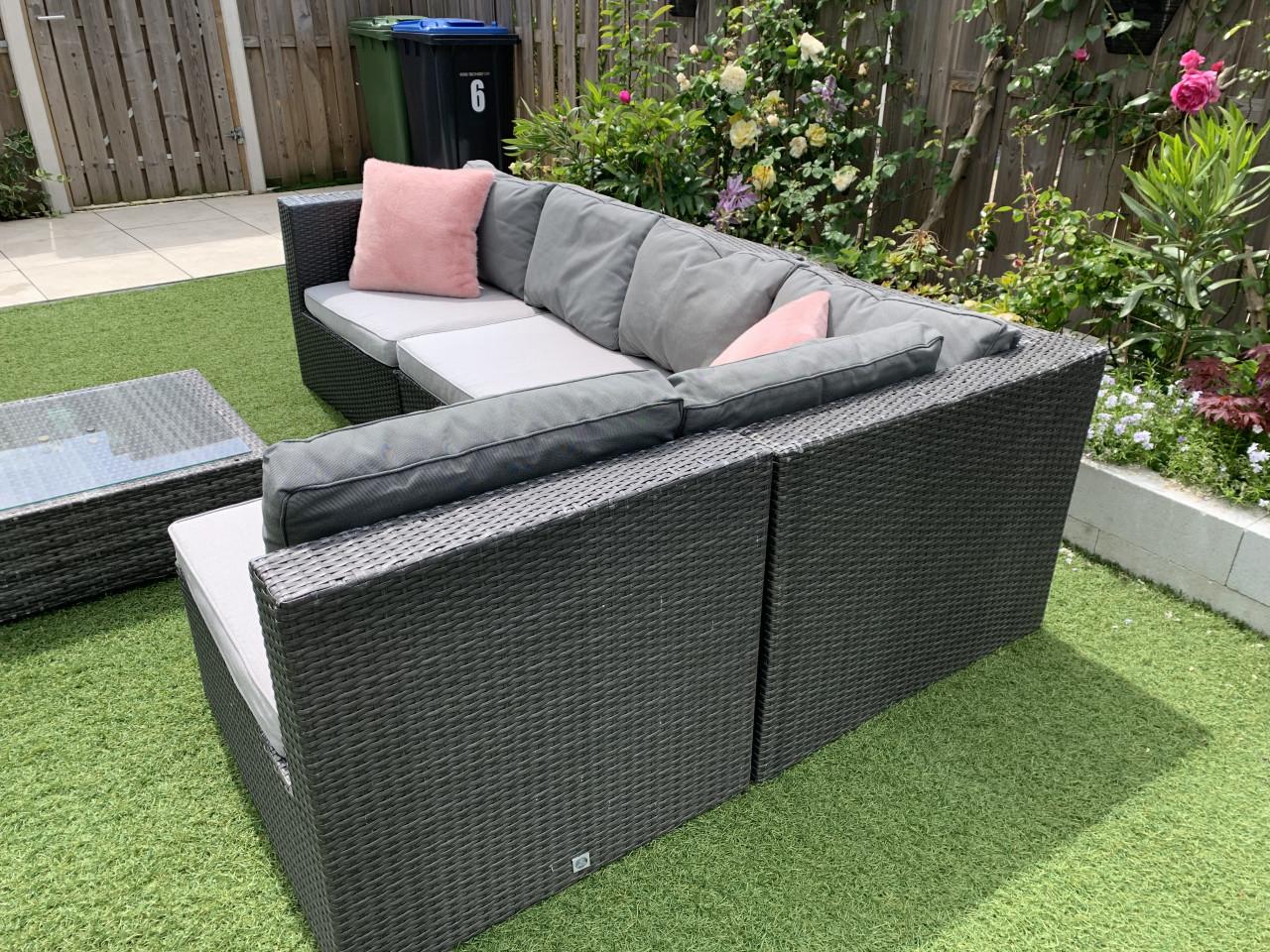 Loungset grijs van Wicker met kussens en tafel.