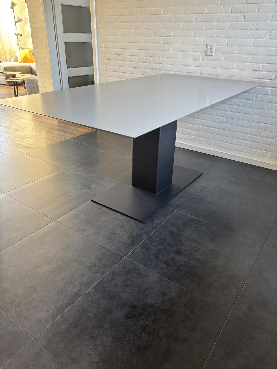 Eettafel 190 x 100 cm Bert Plantagie; zilvergrijs blad met stalen kolompoot